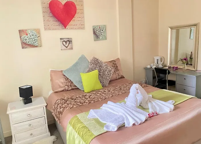 Lovely Double Room With Private Bathroom And Double Room With Shared Toilet & Parking Free