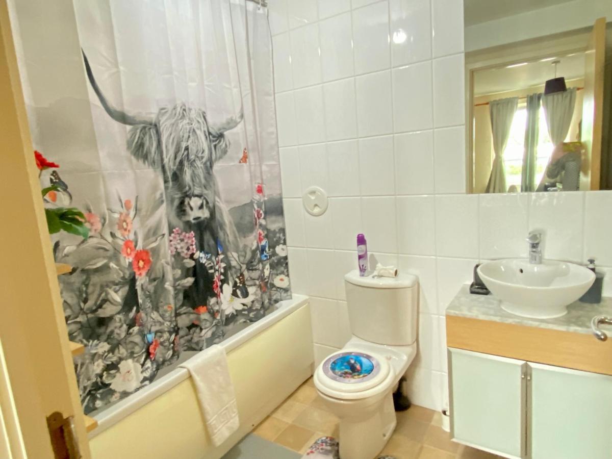 Accommodatie bij particulieren Lovely Double With Private Bathroom And Double With Shared Toilet & Parking Free