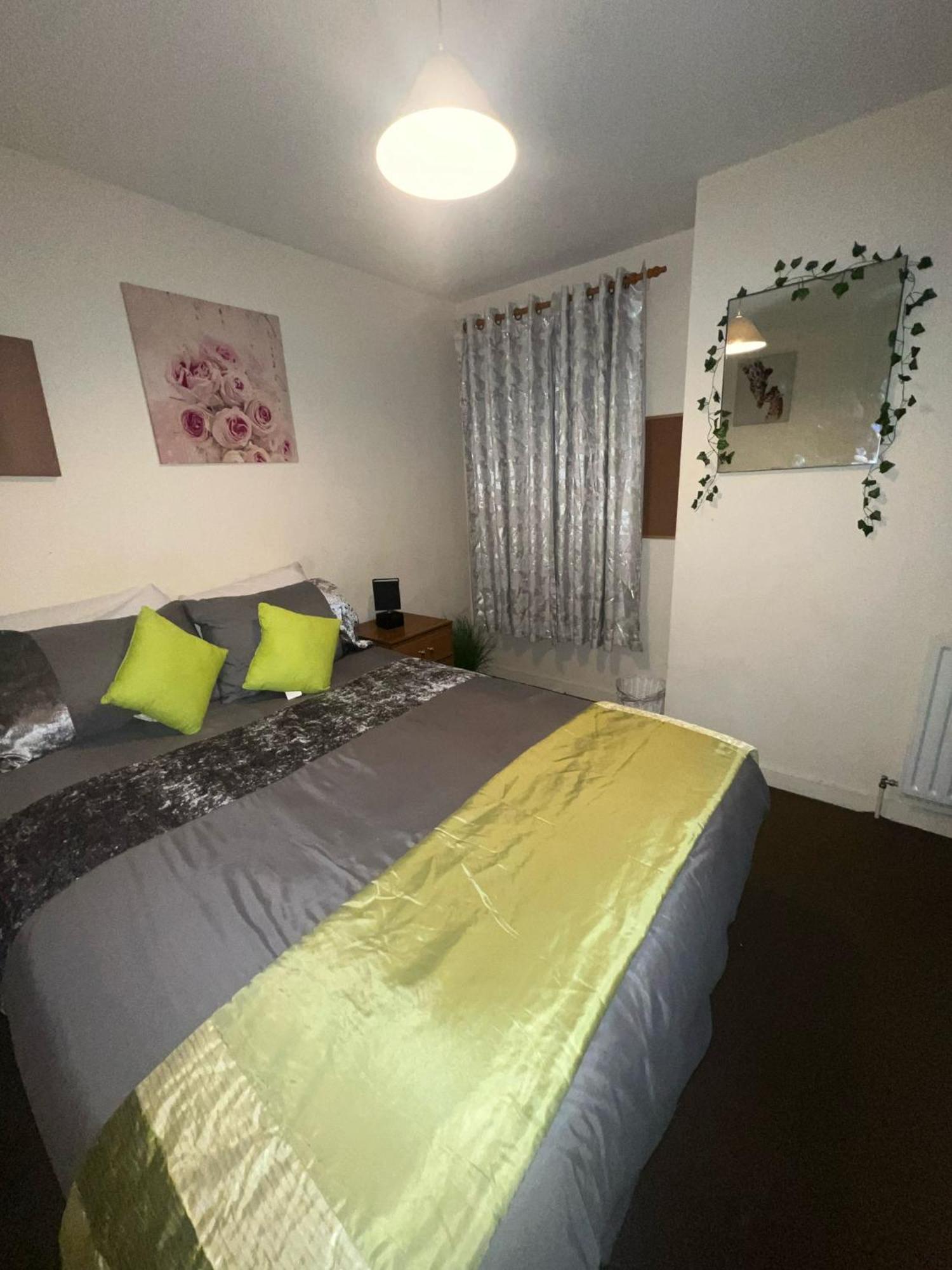 Lovely Double With Private Bathroom And Double With Shared Toilet & Parking Free Accommodatie bij particulieren